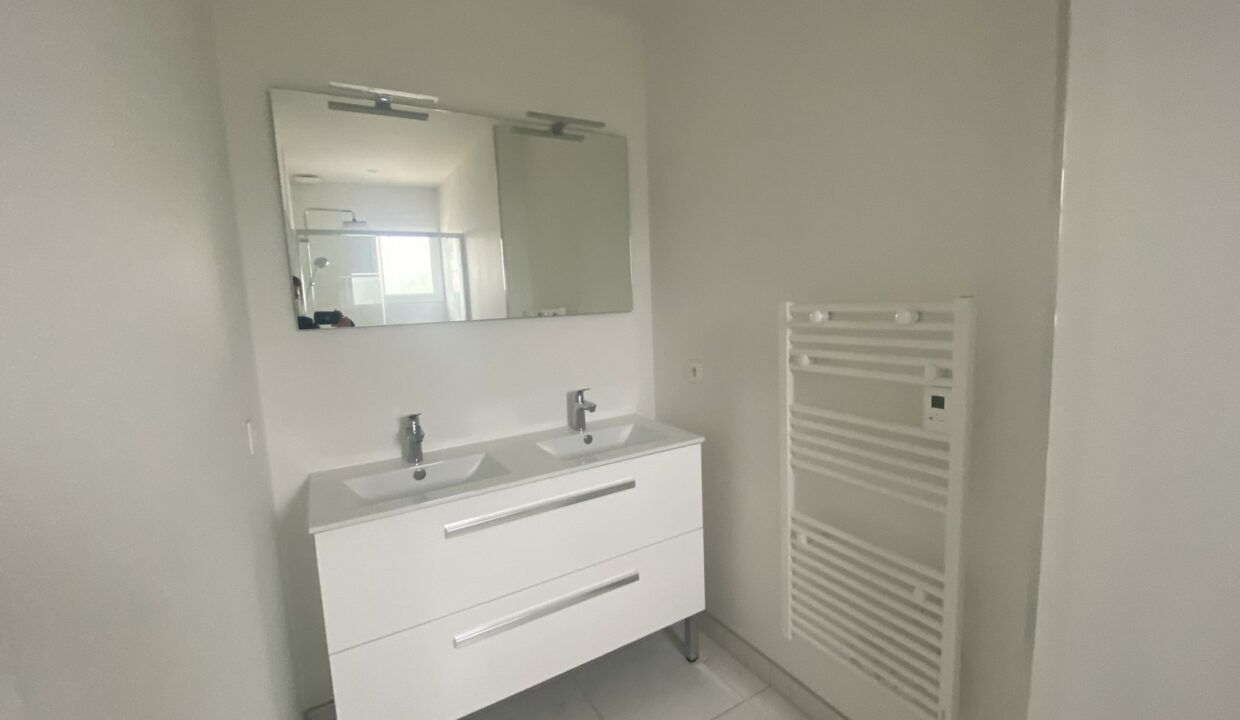 1770369552_VM2792_9_original