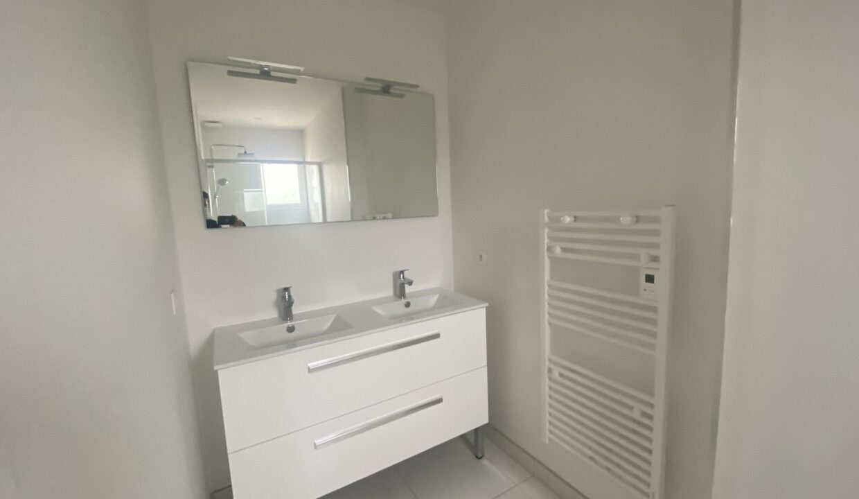 1770369552_VM2792_9_original