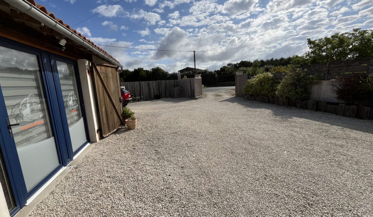 1772635510_VM2728_28_original